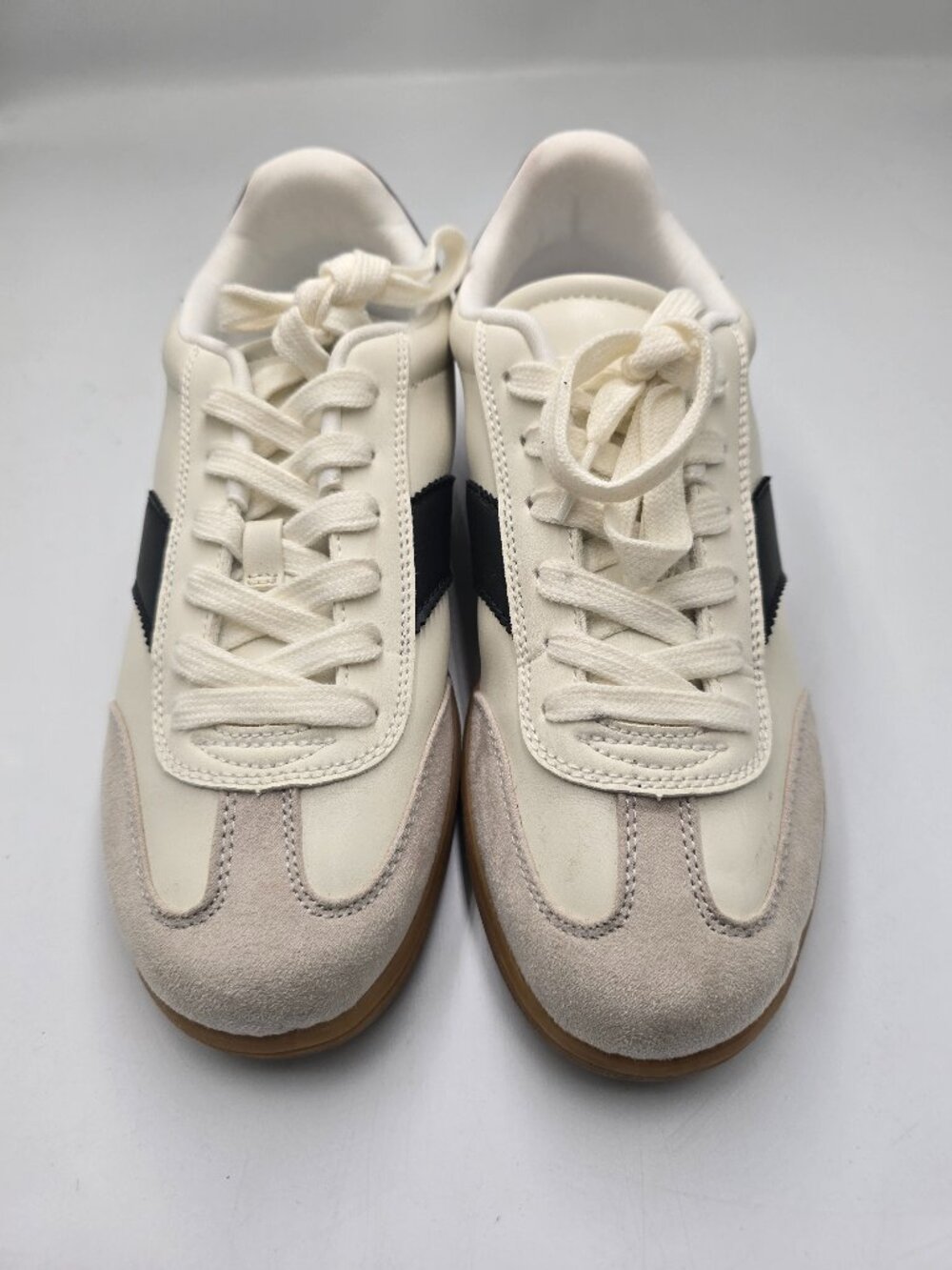 Universal Thread Sneaker